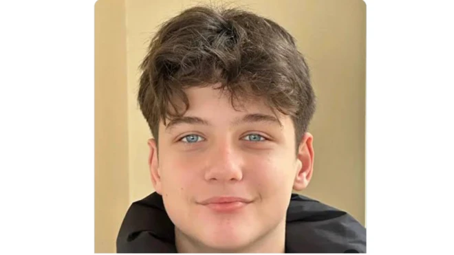 Mavi gözlü bir çocuğun sadece yüzünü görüyoruz. Saçlar biraz uzamış ve tebessüm ediyor.