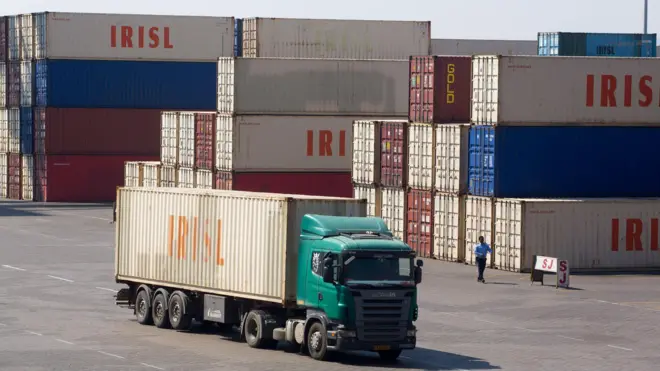 کانتینرهای حامل اجناس در گمرک بندر شهید رجایی در نزدیکی بندرعباس در جنوب ایران