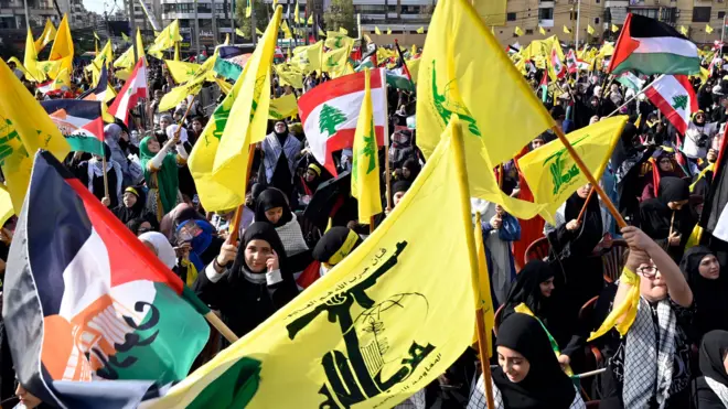 Membros do Hezbollah durante protesto no Líbano