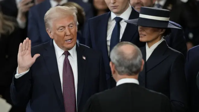 华盛顿美国国会大厦圆形大厅内特朗普（左）在第一夫人陪同下宣誓（20/1/2025）