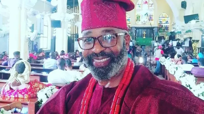 Yemi Solade wọ agbada nla, o si wa ilẹkẹ sọrun pẹlu fila lori
