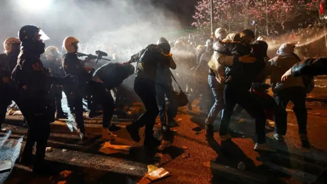 デモ隊に催涙スプレーを使う機動隊