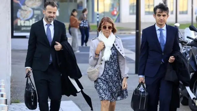 Жизель Пеліко та її адвокати прибули до кримінального суду в Авіньйоні у вівторок