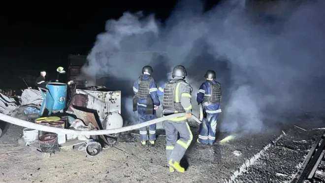 рятувальники гасять пожежу