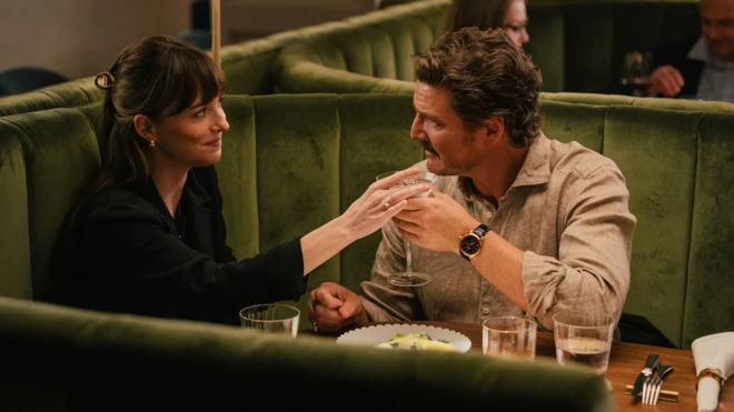 Dakota Johnson y Pedro Pascal en Amores materialistas