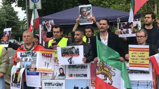 تجمع اعتراضی ایرانیان در سالمرگ آیت‌الله خمینی‌ در سوئیس