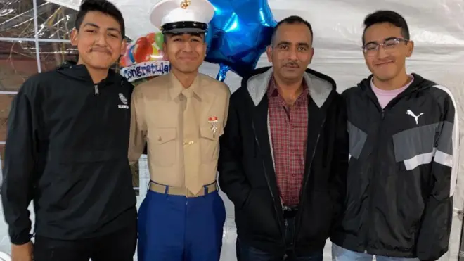 Narciso Barranco (segundo à direita) está ao lado do filho mais velho, Alejandro Barranco, que aparece com o uniforme de fuzileiro naval dos EUA, do filho do meio, Emanuel, e do caçula, José Luis Barranco.