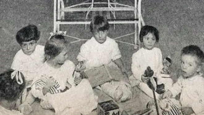 In 1916, New York experienced the first large epidemic, with more than 9,000 cases and 2,343 deaths. The 1916 toll nationwide was 27,000 cases and 6,000 deaths. Children were particularly affected; the image shows child patients suffering from eye paralysis. Major outbreaks became more frequent during the century: in 1952, the US saw a record 57,628 cases.