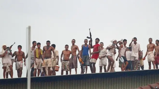 Prisoners on the roof of the Welikada prison
