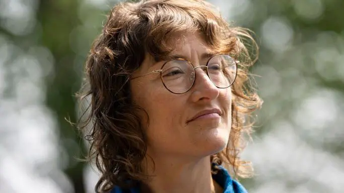 La astronauta de la NASA, Christina Koch, en una conferencia de prensa sobre la misión Artemis II de la NASA frente al Capitolio de los Estados Unidos, el 18 de mayo de 2023, en Washington, D.C.