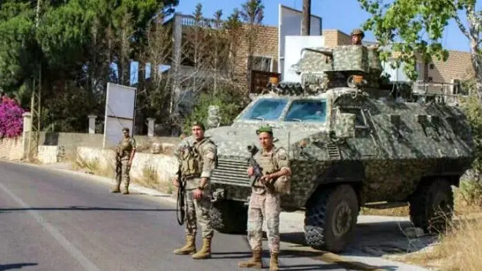 جنود لبنانيون في نقطة تفتيش بجنوب لبنان.