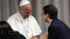 El papa León XIV saluda a Christopher Olah