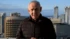 Netanyahu bir gökdelenin çatısında, arkada başka gökdelenler var. Üzerinde resmi olmayan bir kıyafetle açıklama yapıyor.
