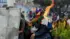 Un manifestante es impactado por un cocktail molotov durante las protestas en Cali, Colombia, el 3 de mayo.