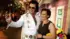 El imitador de Elvis Presley Tom E. Lynd (izquierda) posa para una foto con la turista canadiense Brenda Rediron en el Strip el 28 de junio de 2005 en Las Vegas, Nevada. Lynd es dueño de Legends in Photos, un grupo de imitadores que se presentan en el Strip y posan con los turistas a cambio de propinas. (Foto de Ethan Miller/Getty Images)