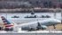 Um voo da American Eagle decola do Aeroporto Nacional Ronald Reagan, em frente aos destroços de um avião comercial que colidiu com um helicóptero militar, em Arlington, Virgínia, EUA, em 30 de janeiro de 2025