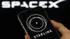 смартфон із заставкою Starlink на тлі лого SpaceX