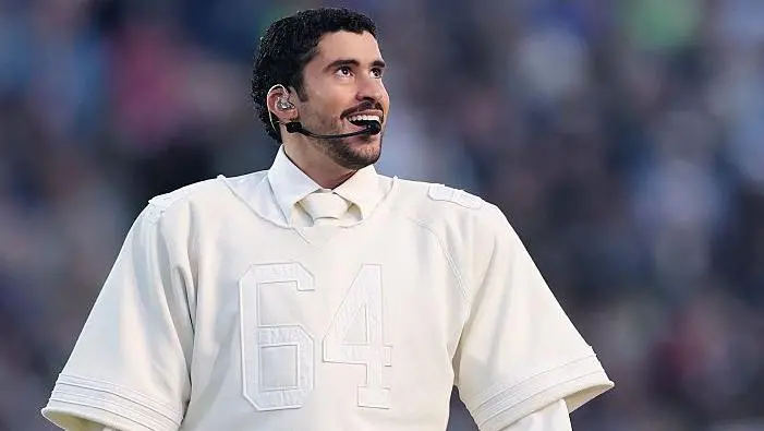 «Lo único más poderoso que el odio es el amor»: Bad Bunny pone a bailar al Super Bowl y reivindica a Puerto Rico y a la cultura latina «Lo único más poderoso que el odio es el amor»: Bad Bunny pone a bailar al Super Bowl y reivindica a Puerto Rico y a la cultura latina