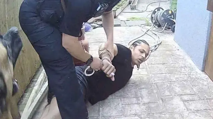 Un hombre embistió a un oficial y le rompió el hombro.