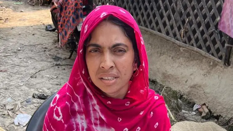 मोहम्मदपुर गाँव की मामोनी का आरोप है कि उनका नाम वोटर लिस्ट से इसलिए काट दिया गया क्योंकि उनकी और उनके माता-पिता की उम्र में फासला 15 साल से कम है