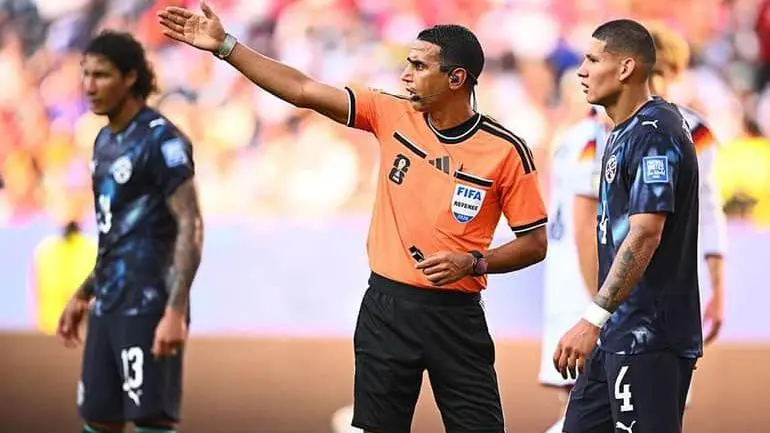 الحكم المغربي جلال جيد، يشير بيديه أثناء مباراة ألمانيا وباراغوى في دور الـ32 من كأس العالم