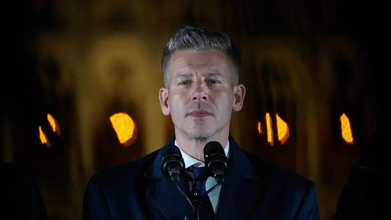 Quién es Péter Magyar, el exaliado de Viktor Orbán que se convirtió en su crítico más acérrimo y lo derrotó en unas históricas elecciones en Hungría Quién es Péter Magyar, el exaliado de Viktor Orbán que se convirtió en su crítico más acérrimo y lo derrotó en unas históricas elecciones en Hungría