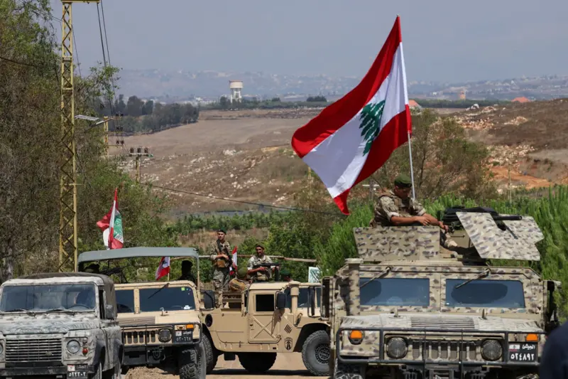 الجيش اللبناني يعلن انتشار قواته في "منطقة تجريبية" بعد الانسحاب الإسرائيلي.