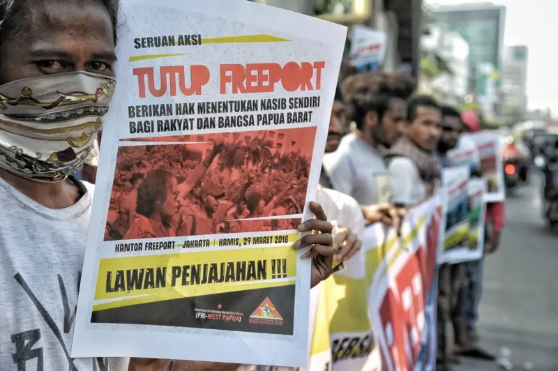 Aksi menolak kehadiran PT Freeport Papua di Jakarta, 29 Maret 2018.(Anton Raharjo/Getty Images)