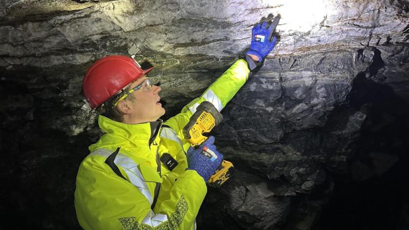 அமரோக் மினரல்ஸின் தலைமை நிர்வாக அதிகாரி எல்டுர் ஓலாஃப்சன் கிரீன்லாந்தில் கிடைக்கும் தங்கத்தை முன்னிலைப்படுத்துகிறார்.