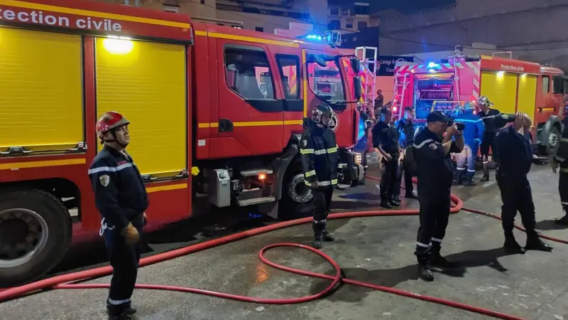 عناصر الحماية المدنية الجزائرية خلال محاولة إخماد الحريق