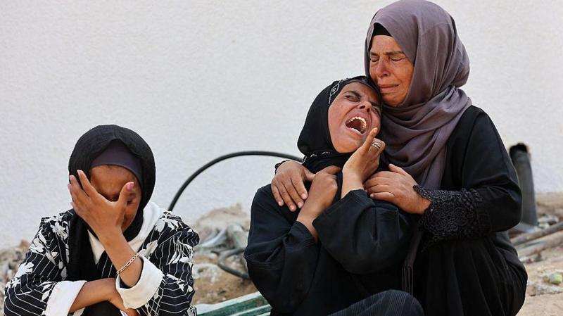 Mujeres en Gaza lloran.