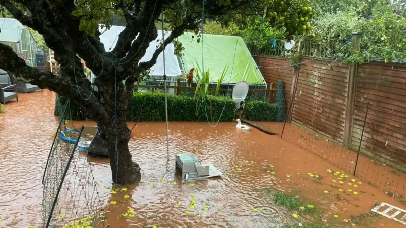 El equipo ofrece consejos de prevención de inundaciones a los residentes