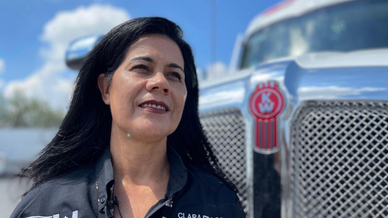 Clara Fragoso junto a su camión.
            