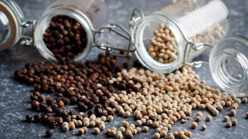 Cómo la pimienta negra y el aceite de oliva potencian los nutrientes de los alimentos que comemos Cómo la pimienta negra y el aceite de oliva potencian los nutrientes de los alimentos que comemos