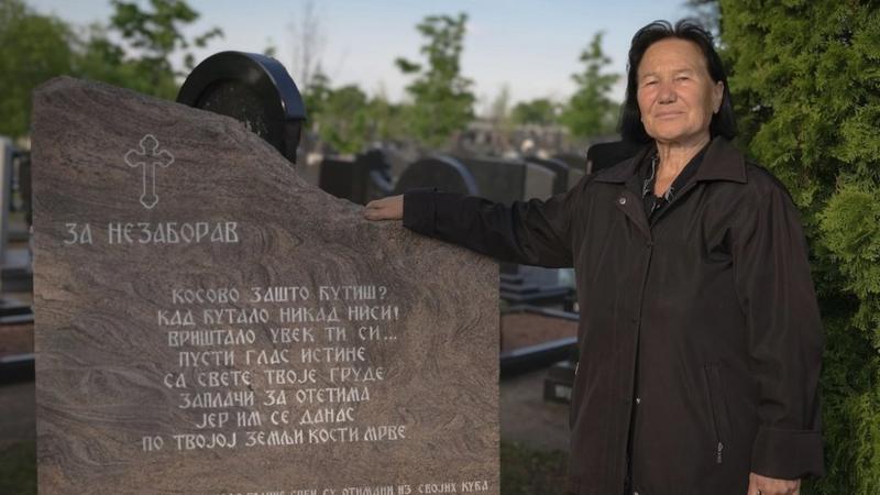 Žena pored spomenika