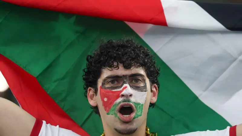 قام مشجع أردني بتلوين وجهه بألوان علم بلاده بينما كان يرفع العلم فوق رأسه قبل مباراة المجموعة العاشرة من كأس العالم 2026 بين الأردن والأرجنتين، والتي أقيمت في 27 يونيو/حزيران 2026 على ملعب دالاس في دالاس، تكساس.