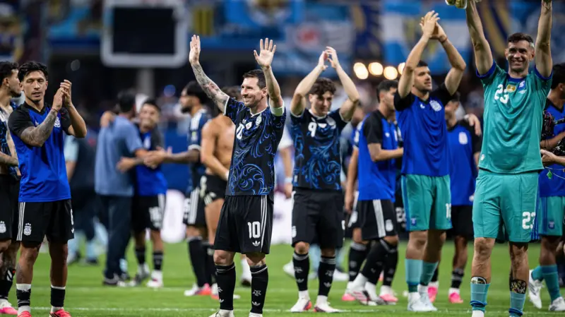 ميسي يحتفل مع زملائه في المنتخب الأرجنتيني بعد التأهل إلى نهائي كأس العالم 2026 لكرة القدم