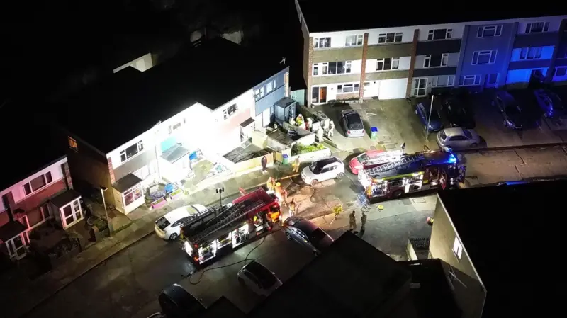 Los bomberos combaten un incendio matutino