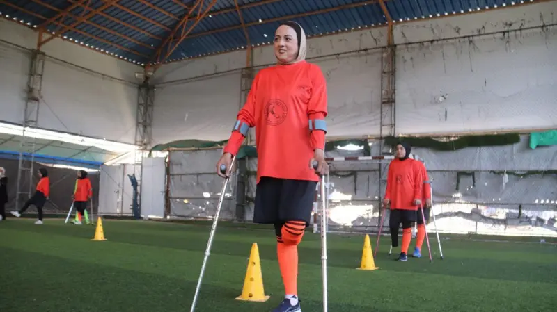 لاعبات في فريق كرة قدم نسائي للمبتورين في قطاع غزة أثناء التمرين