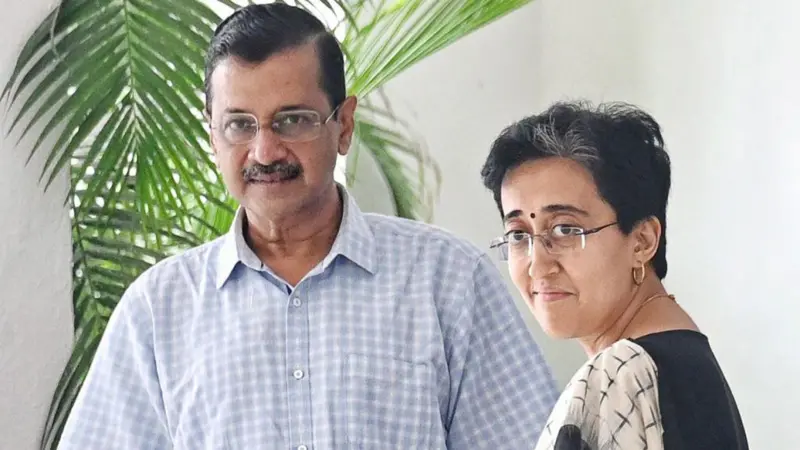 आतिशी आणि अरविंद केजरीवाल 