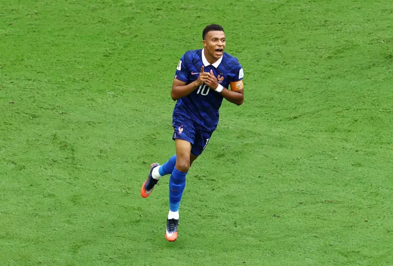 كيليان مبابي يصبح الهداف التاريخي لكأس العالم برصيد 22 هدفاً