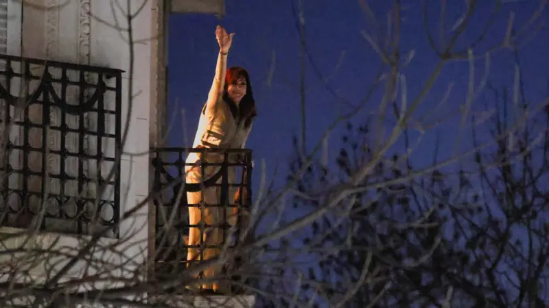 Cristina Kirchner comienza a cumplir prisión domiciliaria tras confirmarse su sentencia a 6 años de cárcel por corrupción en Argentina Cristina Kirchner comienza a cumplir prisión domiciliaria tras confirmarse su sentencia a 6 años de cárcel por corrupción en Argentina