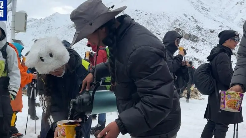 Cientos de personas atrapadas en las laderas del monte Everest enfrentan condiciones extremas mientras esperan ser rescatadas Cientos de personas atrapadas en las laderas del monte Everest enfrentan condiciones extremas mientras esperan ser rescatadas