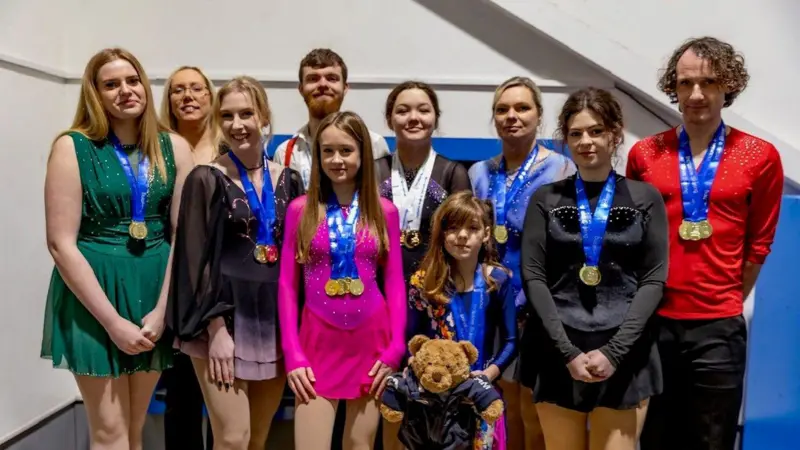 El equipo inclusivo de patinaje sobre hielo celebra su éxito