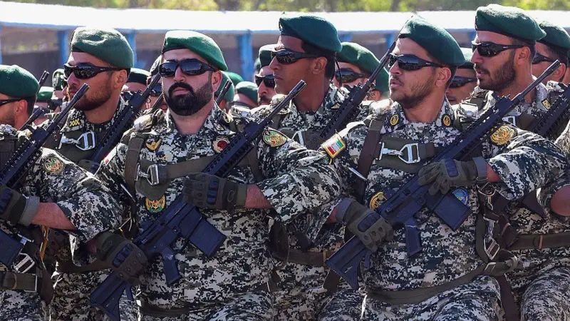جنود من وحدة "أصحاب القبعات الخضراء" أثناء عرض عسكري في طهران (صورة أرشيفية)