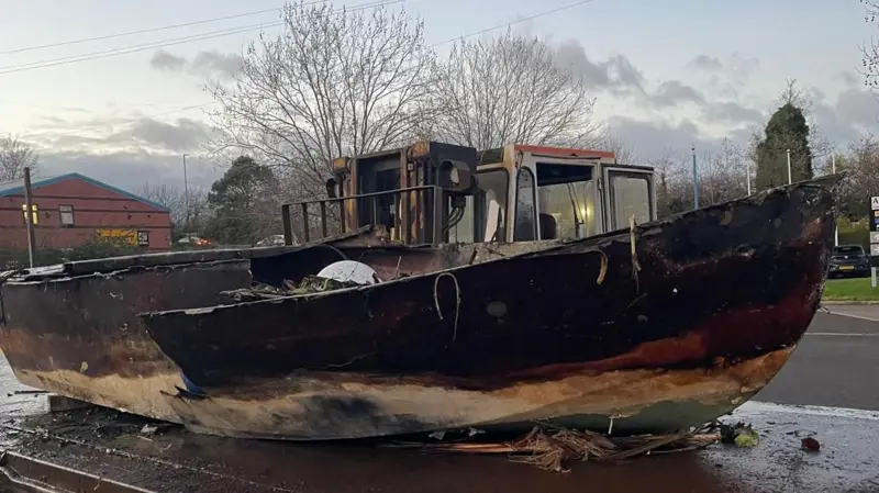 Retiran barcos abandonados y «peligrosos» del canal