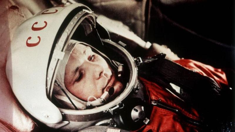 Yuri Gagarin, ilk insanlı uzay uçuşunu hangi şartlarda gerçekleştirdi?