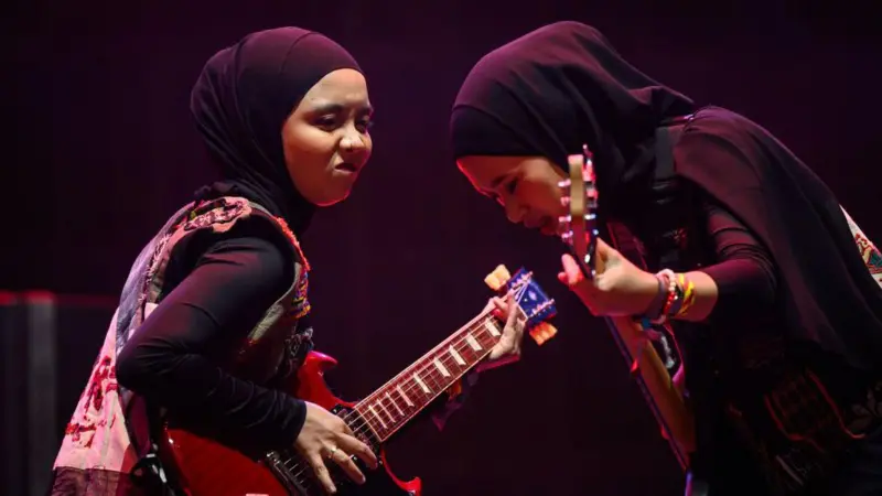 Voice of Baceprot (VoB) mengukir sejarah menjadi band pertama Indonesia yang tampil di Glastonbury Festival, festival musik tahunan terbesar di Inggris yang digelar pada 26-30 Juni 2024.