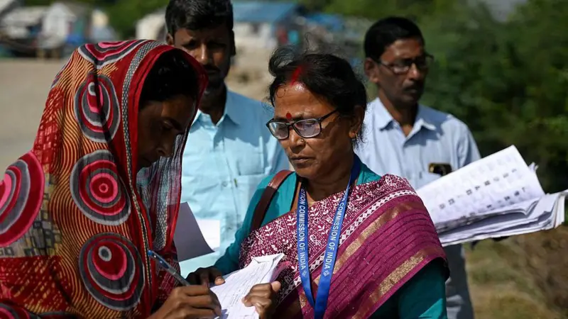 প্রত্যন্ত সুন্দরবনের মৌসুনি দ্বীপে ভোটার তালিকা সংশোধনের কাজ করছেন বুথ পর্যায়ের নির্বাচনী কর্মকর্তারা