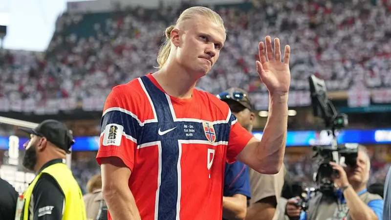 مهاجم النرويج إيرلينغ هالاند (9) يلوّح للجماهير بعد مغادرته أرض الملعب، عقب مباراة الدور ربع النهائي من كأس العالم لكرة القدم بين النرويج وإنجلترا، يوم السبت 11 يوليو/تموز 2026، في استاد ميامي بمدينة ميامي غاردنز.
